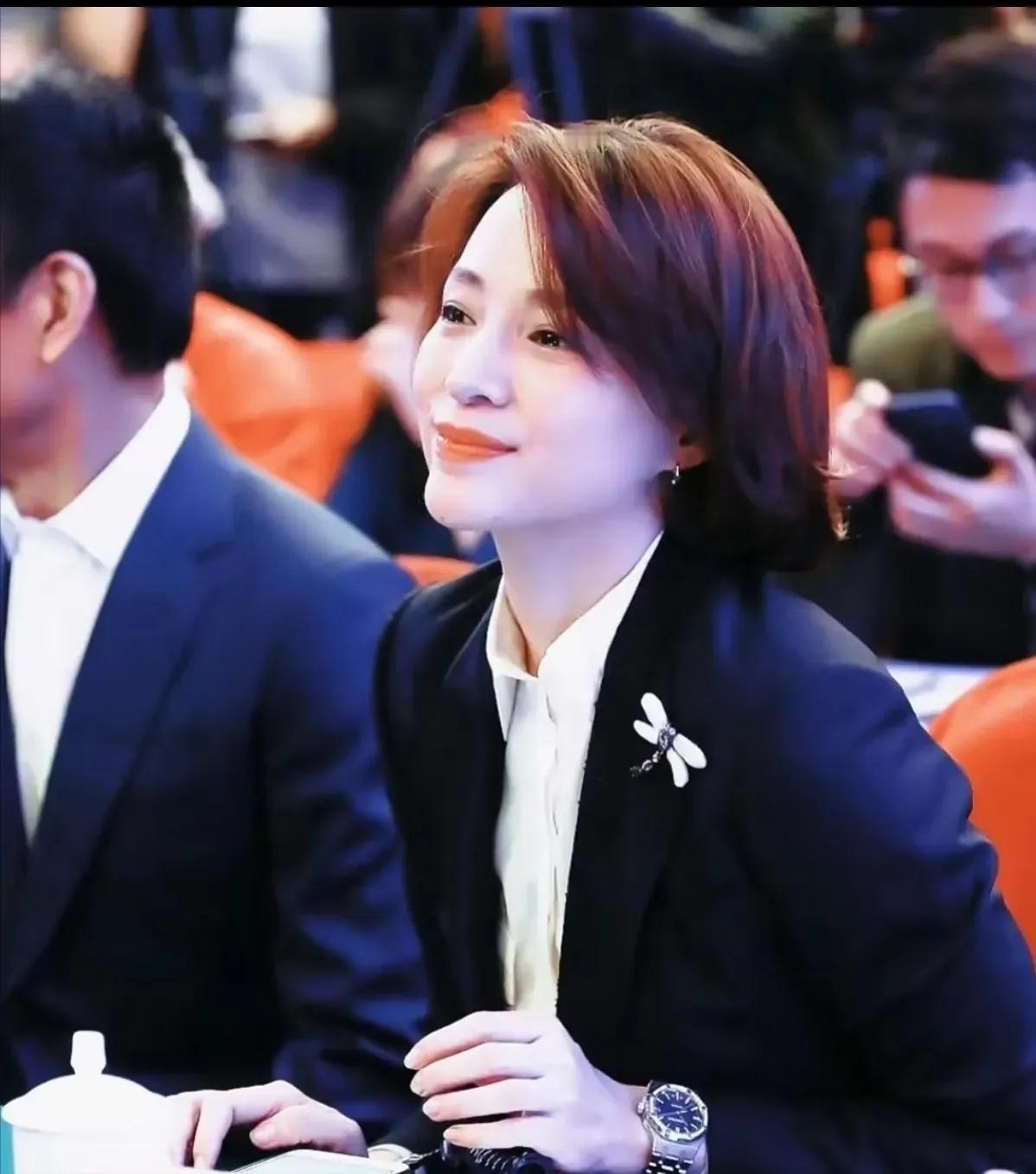 2013年，40岁的董卿执意嫁给35岁的百亿富豪密春雷，董妈妈苦苦劝阻："闺女啊