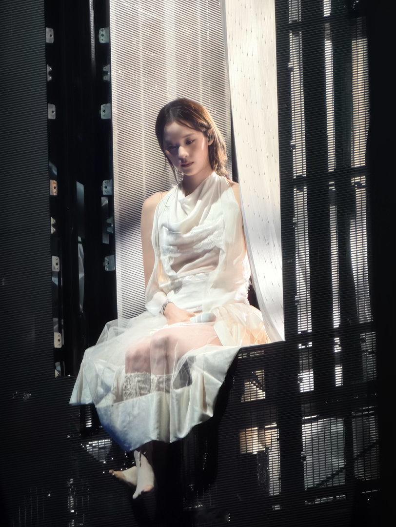 娜娜神女Look 表情太萌啦 
