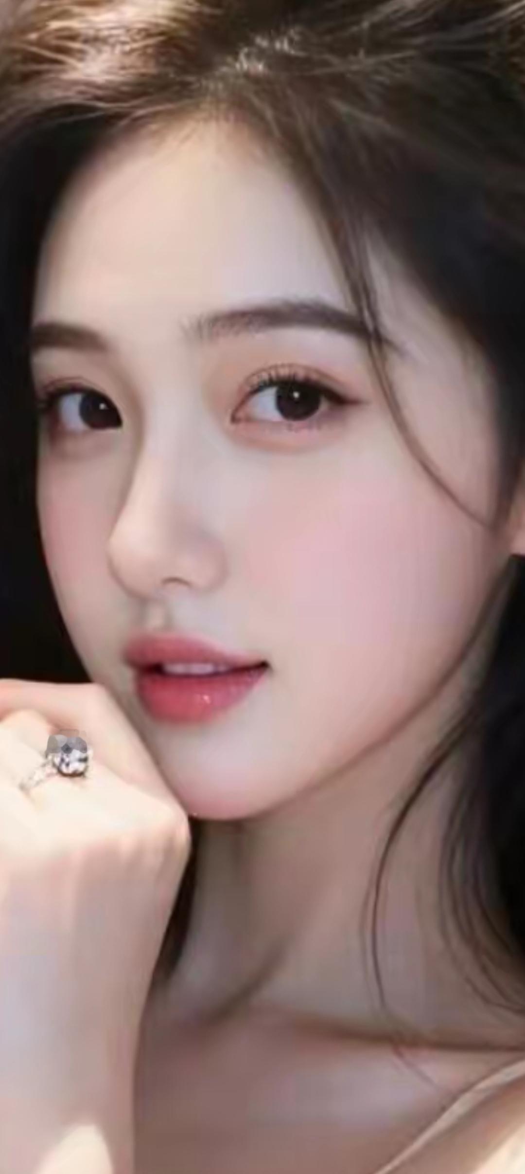 温柔甜美的少女，闪闪发光的钻石戒指，梦幻般的氛围。