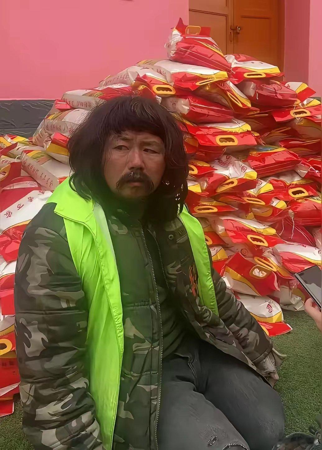 我问了做慈善的朋友，胡雷这样的人为什么没评上感动中国。​朋友叹了口气：他跪着走路