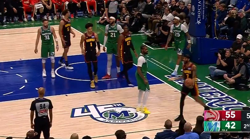 我已经转场看黄蜂老鹰和独行侠了 看看克莱和库名家 然后看到一条弹幕笑死“ 独行侠