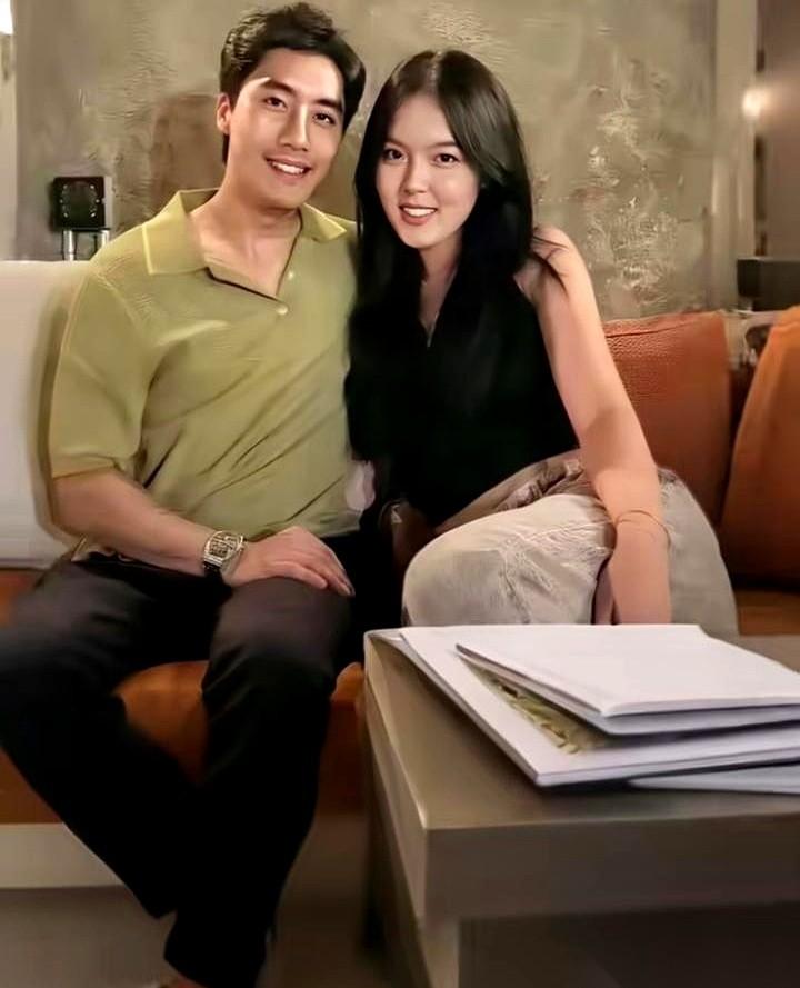 一张合影，在网上炸开了锅！李咏的女儿法图麦，身旁站着的男生，个头比她高出一截，阳