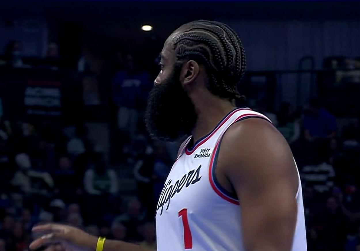 破船又开始演哈登？

在快船客场挑战卫冕冠军雷霆的首节比赛中出现不可思议的一幕：