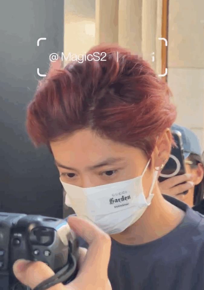 鹿晗巴黎被偶遇，哥还是自律，直接重返二十岁了 ​​​