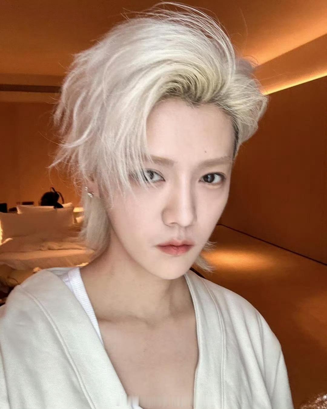 #鹿晗状态回春#鹿晗的状态一直都在线[打call]四季如春，从未改变[太开心] 