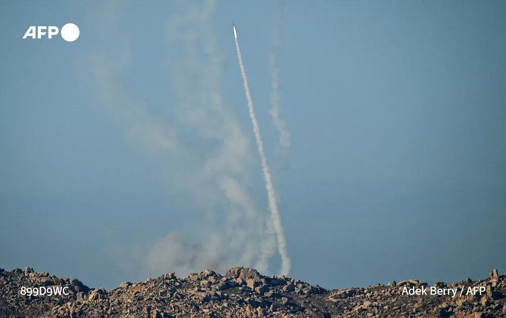 法新社真是摄影全才，硬是把解放军火箭弹拍出了弹道导弹的既视感。
 
解放军射向台