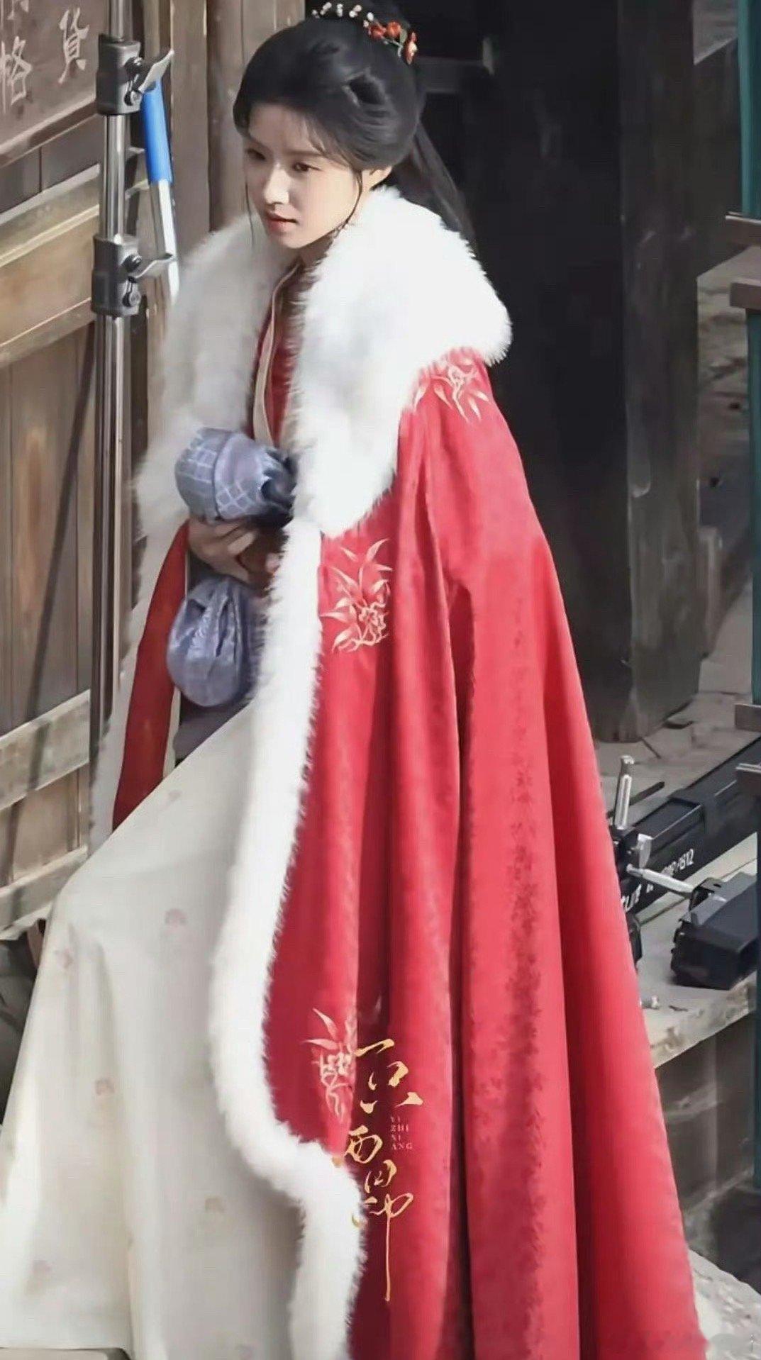 卢昱晓、田曦薇古装造型撞衫，谁驾驭的更好 