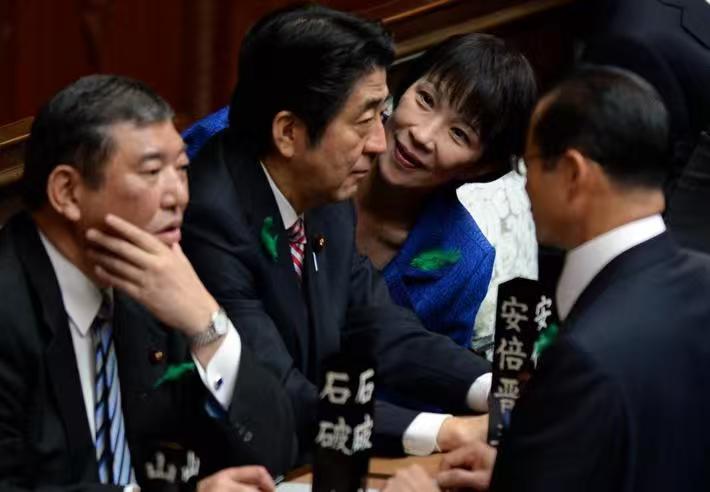 早在安倍还活着的时候，高市早苗看他的眼神就有些“拉丝”。当时安倍的旁边还有麻生太