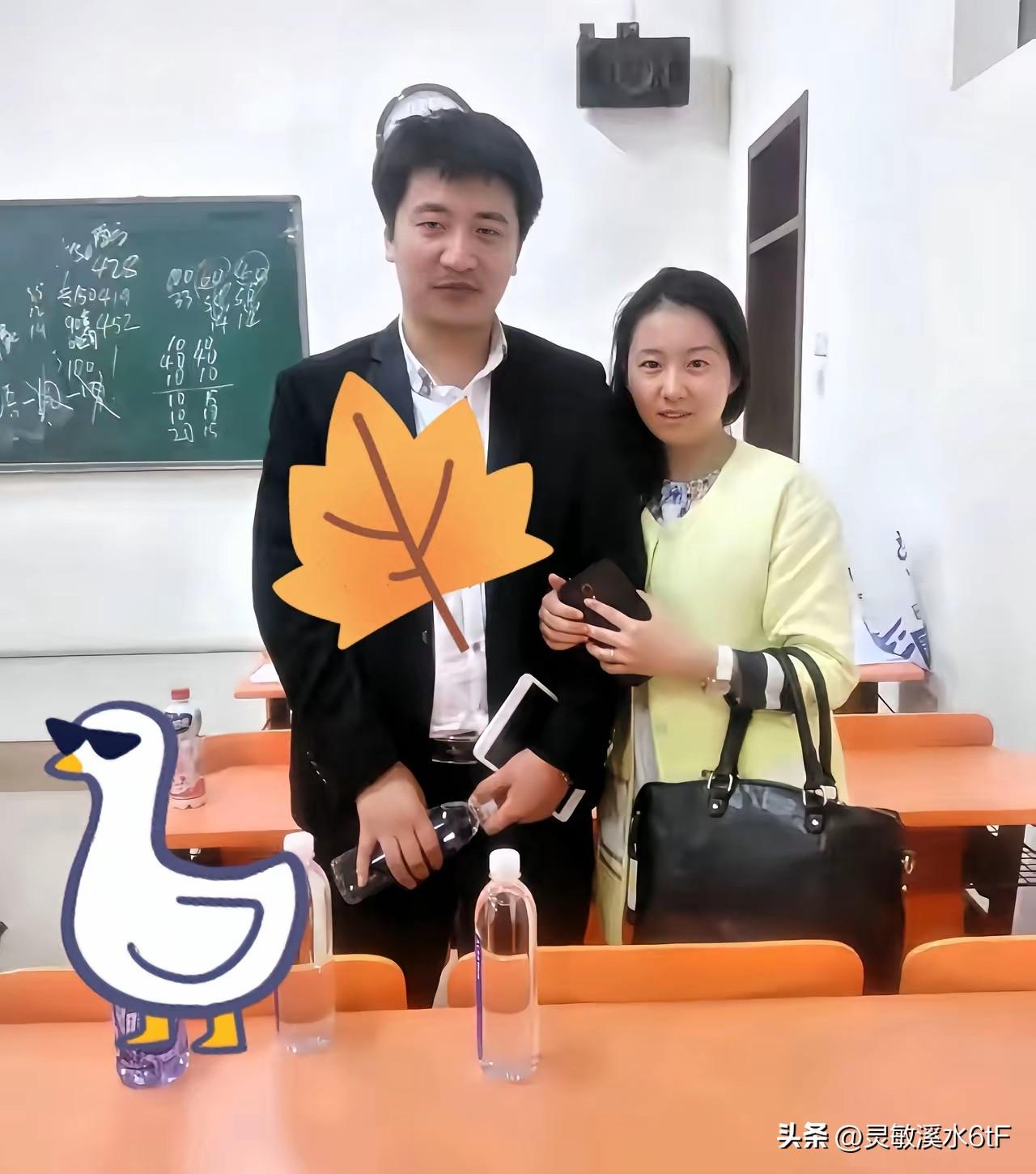 这张照片里的张雪峰老师，那时候还很年轻，刚入行，一脸青涩。和爱人一起站在教室里，