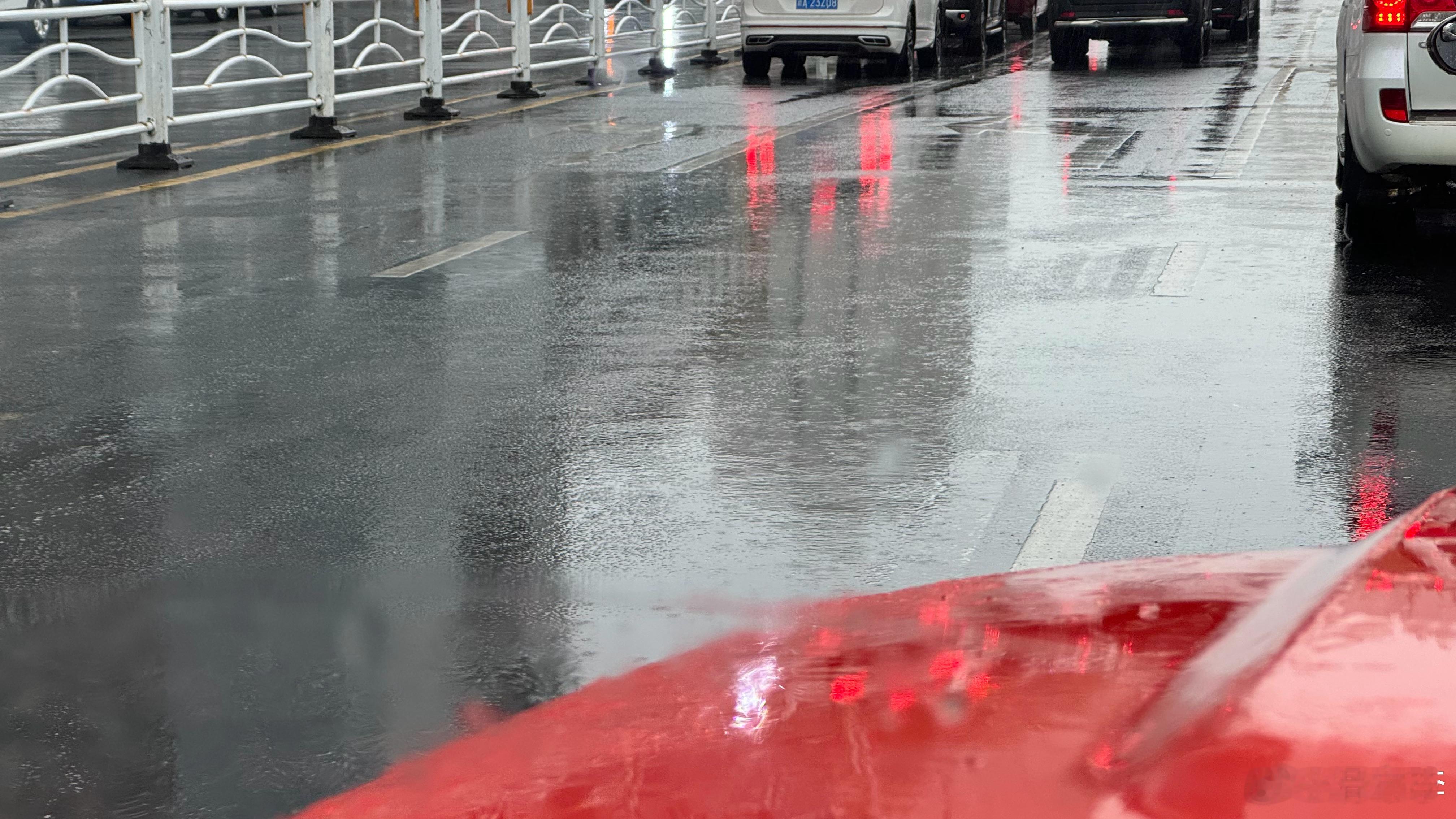 小滑体质开始发功，这雨从早上到现在了，我出门后反而变得更大了…出门打野搞物资，今