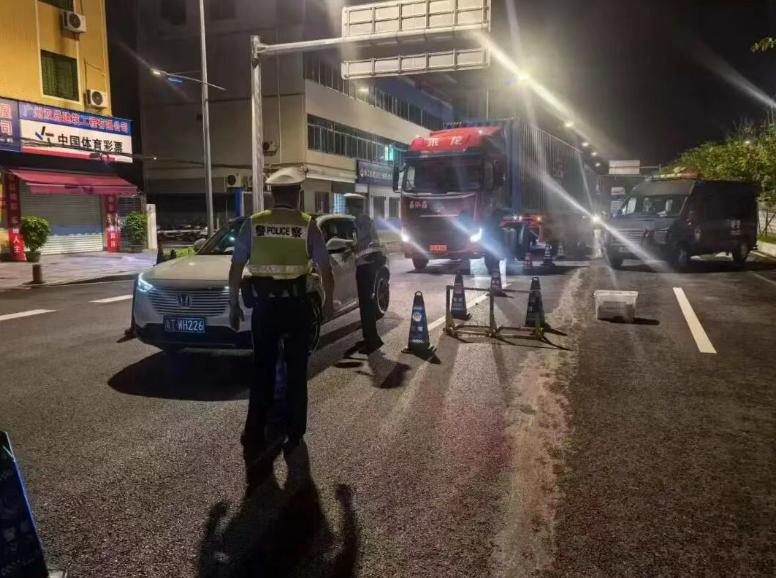 【珠江街道整治货车违停交通乱象！温柔执法全劝离】为全力整治辖区夜间突出交通违法行