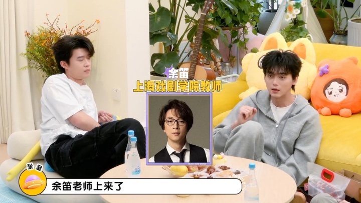 张呈声入人心旧事，中戏刚上岸去唱，没过。当场挂脸，还知道镜头在拍，就含着泪把嘴角