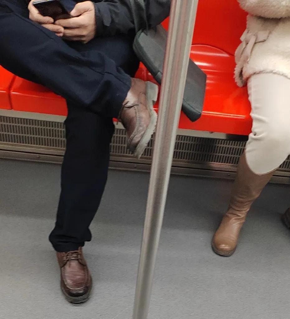 4月1号哈尔滨地铁见闻，这位盘腿大哥又把地铁当做自己家的热炕头了！[捂脸]

一
