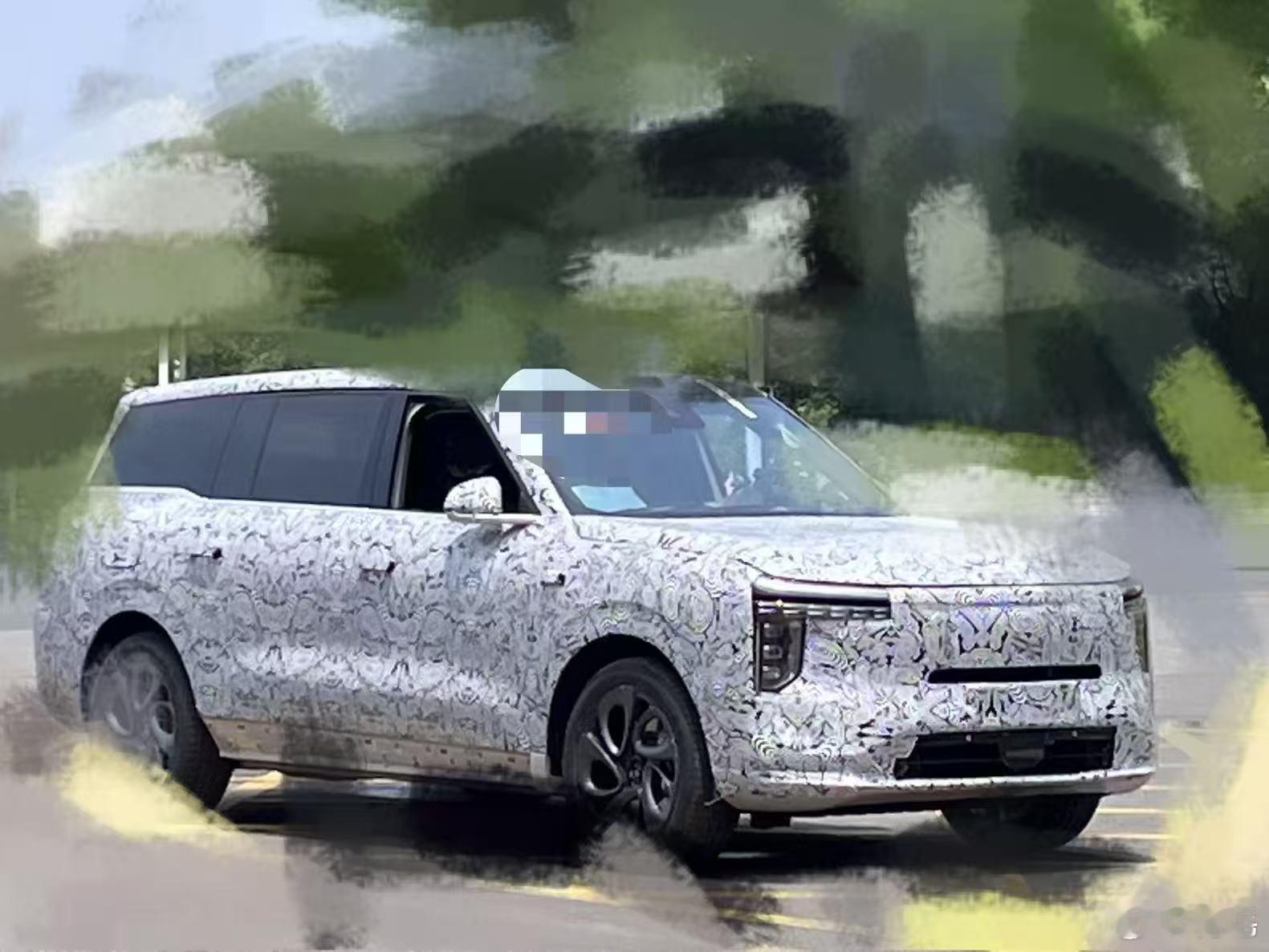 这应该是智己LS9的谍照？旗舰大六座SUV，外号「陆家嘴揽胜」。配备线控转向+后