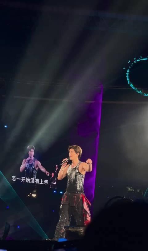 没吊威亚却靠超强核心在琴凳上表演了反重力下腰，二哥这绝美窄腰线条真的给屏幕前的我