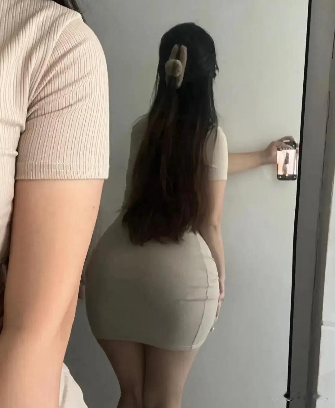 今天穿了包臀裙去拿快递

等快递的时候一个帅哥总盯着我

犹犹又豫豫好像要说什么
