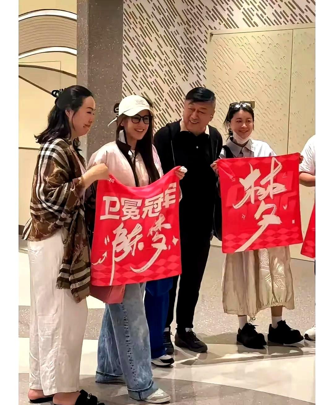 感觉邓传丽没有自己的女儿黄圣依讲义气，说是奥运冠军陈梦的粉丝，却没去澳门给陈梦的