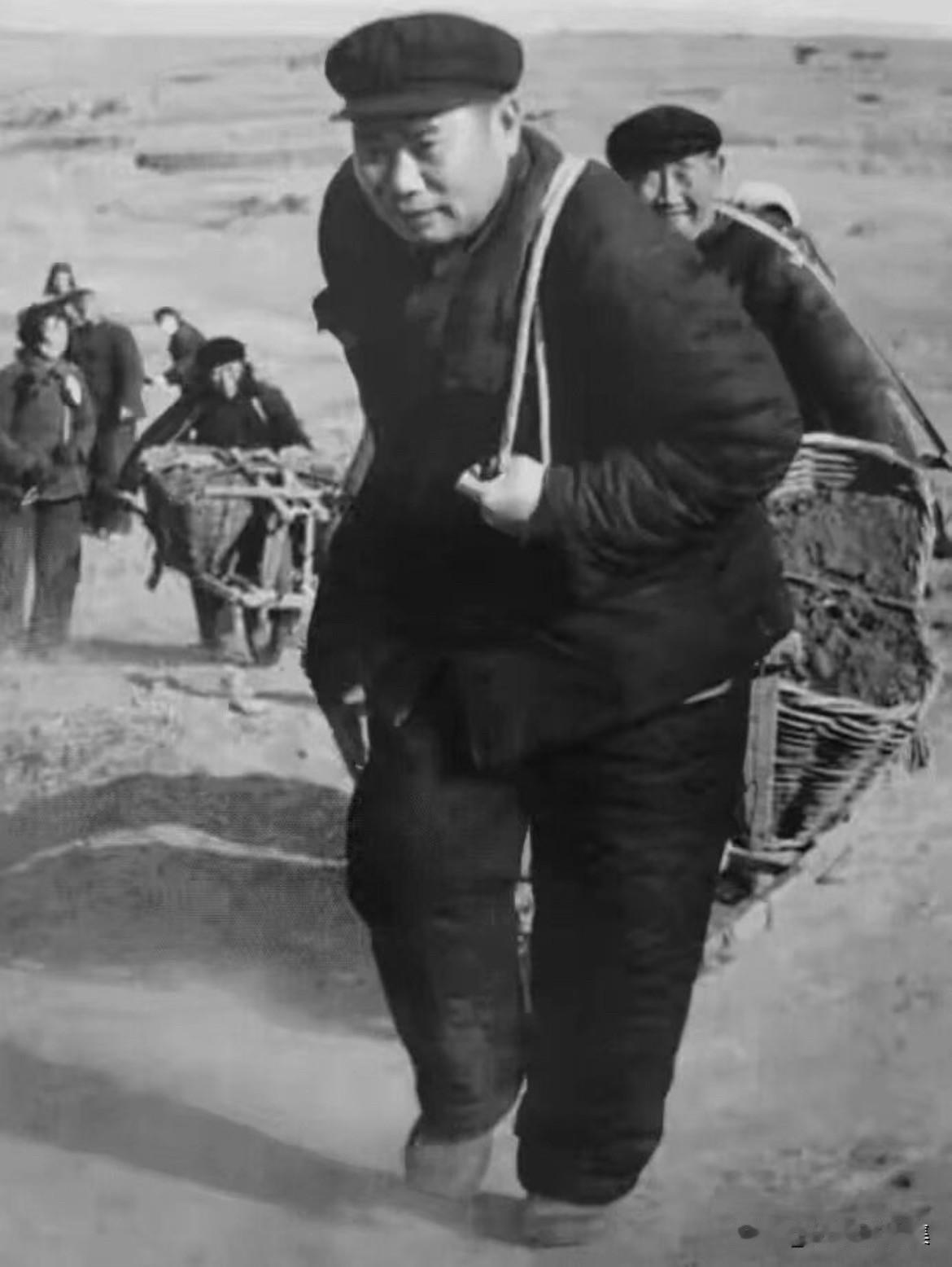 1978年，时任武汉军区司令员的杨得志上将在湖北武汉某村帮助老乡拉车，这是杨得志