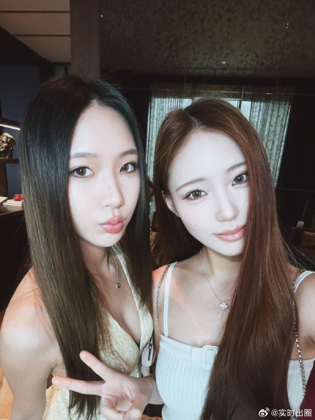 小S晒家庭旅行照小S晒香港旅行照，大女儿穿黑裙冷艳，二女儿白裙甜美，姐妹花同框直