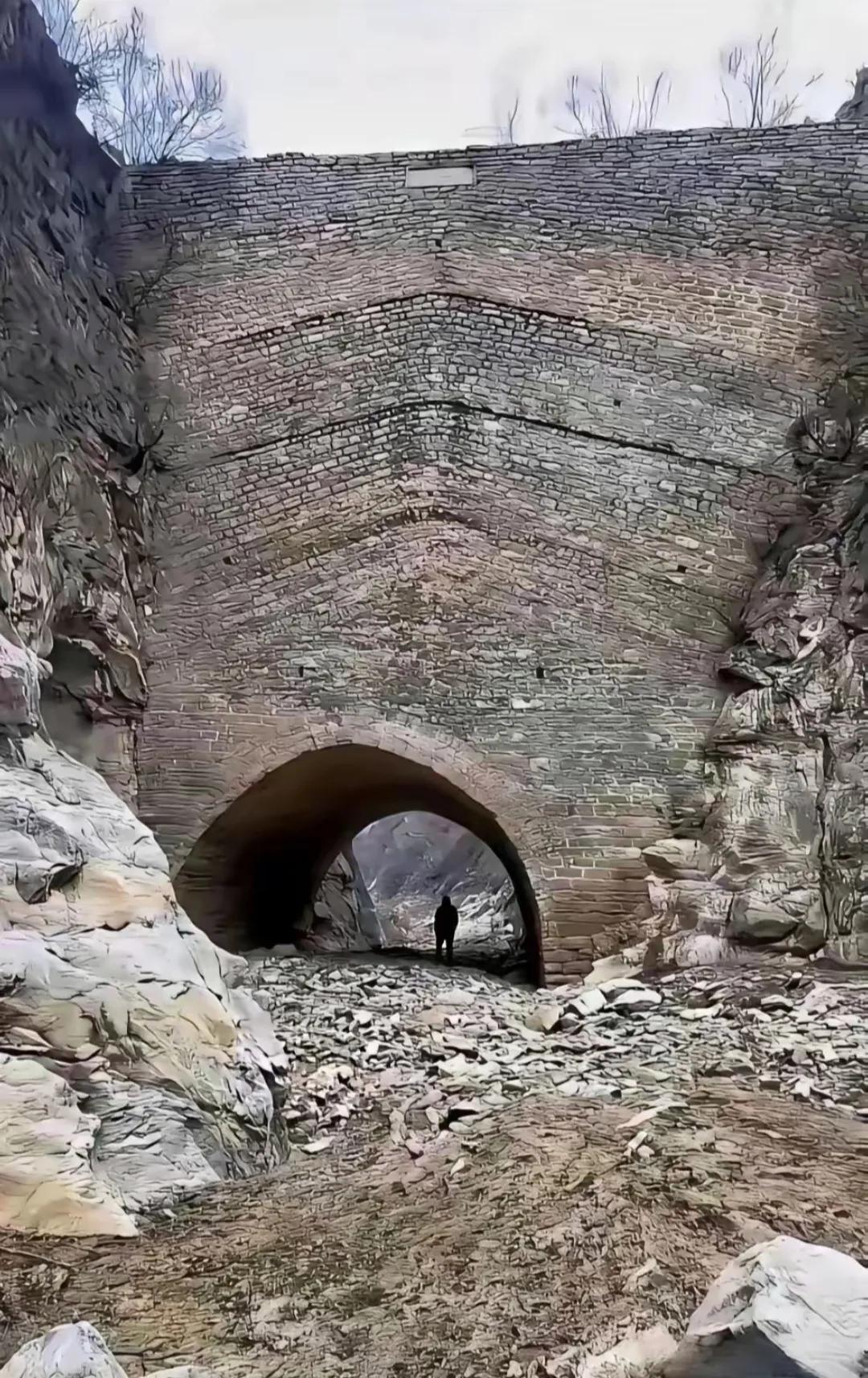 完美的桥梁设计师是谁？
这座桥看似普通，实则设计精妙，受力巧妙，所有压力都不作用