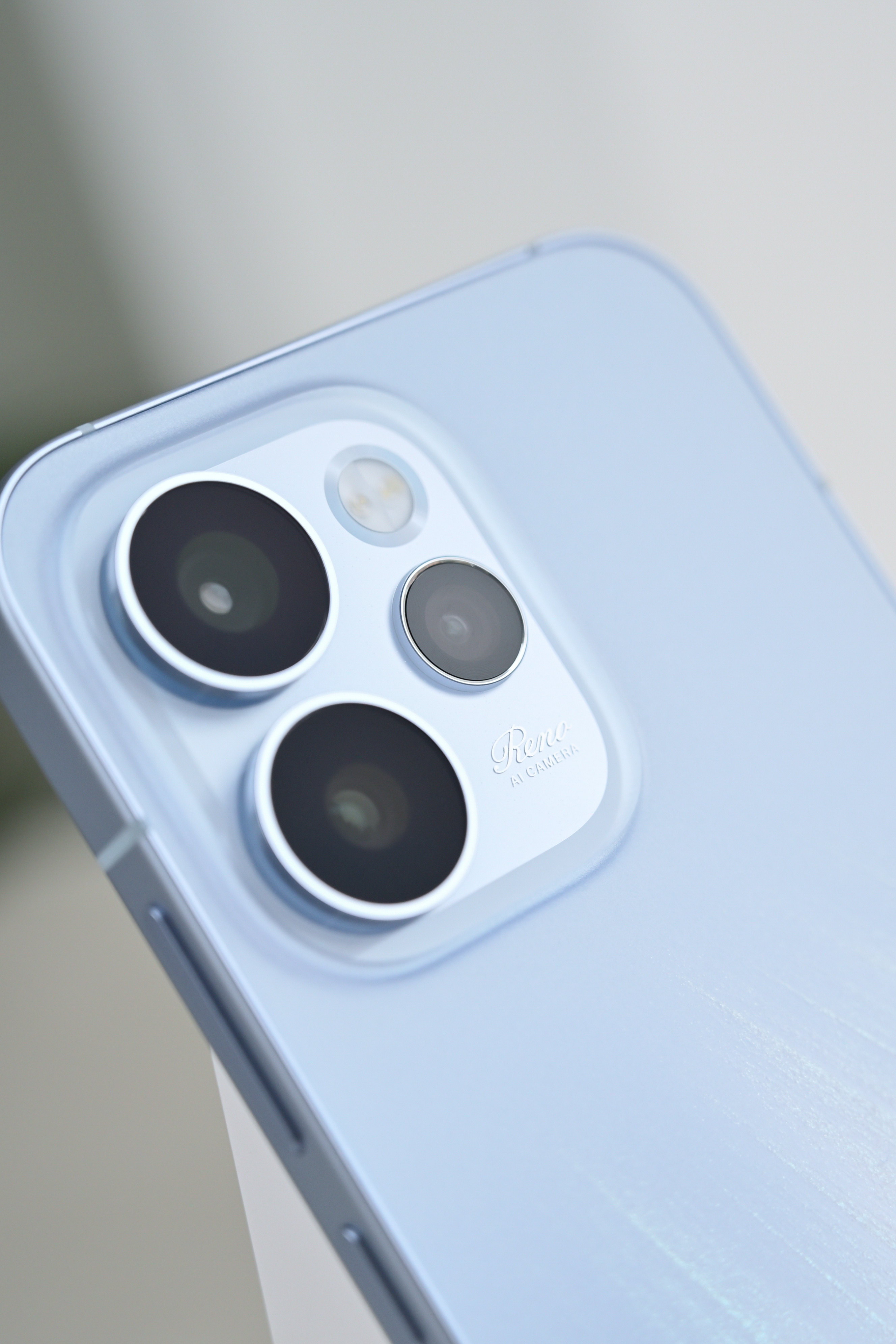 一组 OPPO Reno15 「极光蓝」配色随手拍。OPPO Reno 系列一直