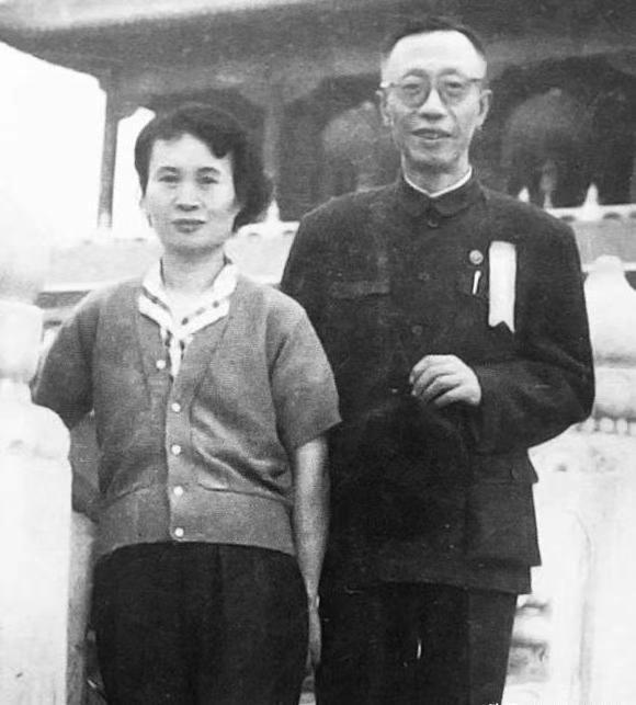1962年，56岁溥仪迎娶37岁女护士李淑贤。新婚之夜溥仪开着100瓦的灯泡，一