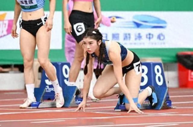 #吴安妮定制五环戒指为自己加油打气# 短跨三朵金花本赛季首次上演梦幻对决，吴艳妮