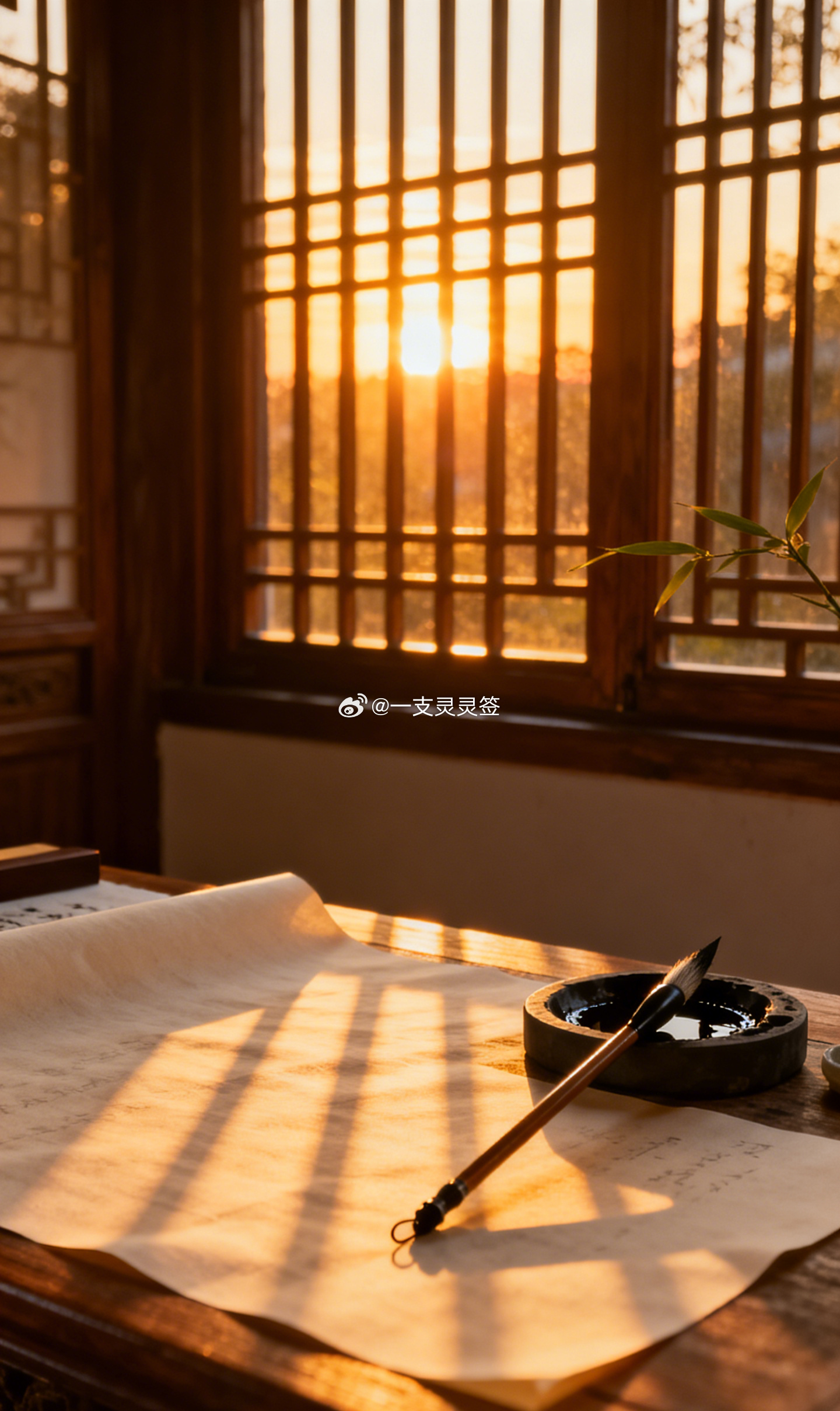 夏至刚过，白昼被一点点拉长了。傍晚七点多天还没全暗，下班路上刚好能撞见一段金色的