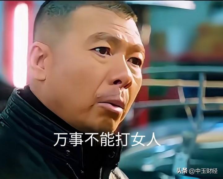 年轻人可真狂啊！
中年人对年轻人劝说道：“无论如何都不能动手打女人。”
小伙子不