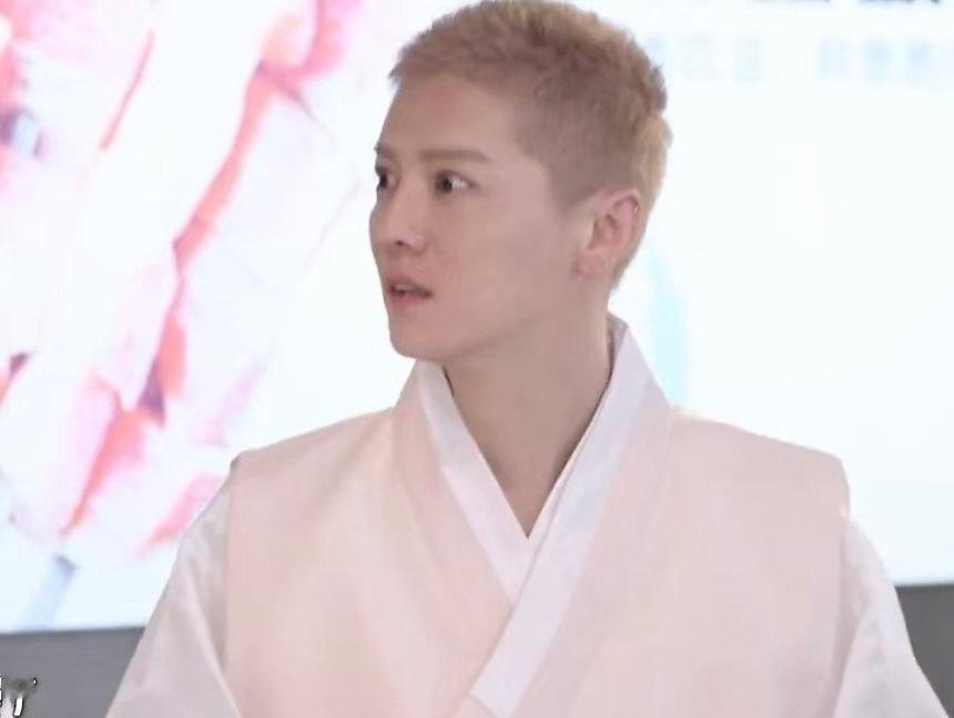 鹿晗把眉毛染成黄色了鹿晗眉毛染成黄色了黄眉毛配上浅金发，视觉收窄脸部轮廓，圆乎乎