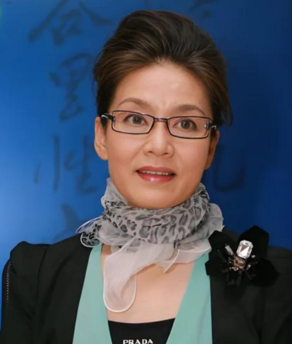潘虹缓缓说道：“如今我已步入古稀之年，72岁的我每日还要在凌晨三四点便需从睡梦中