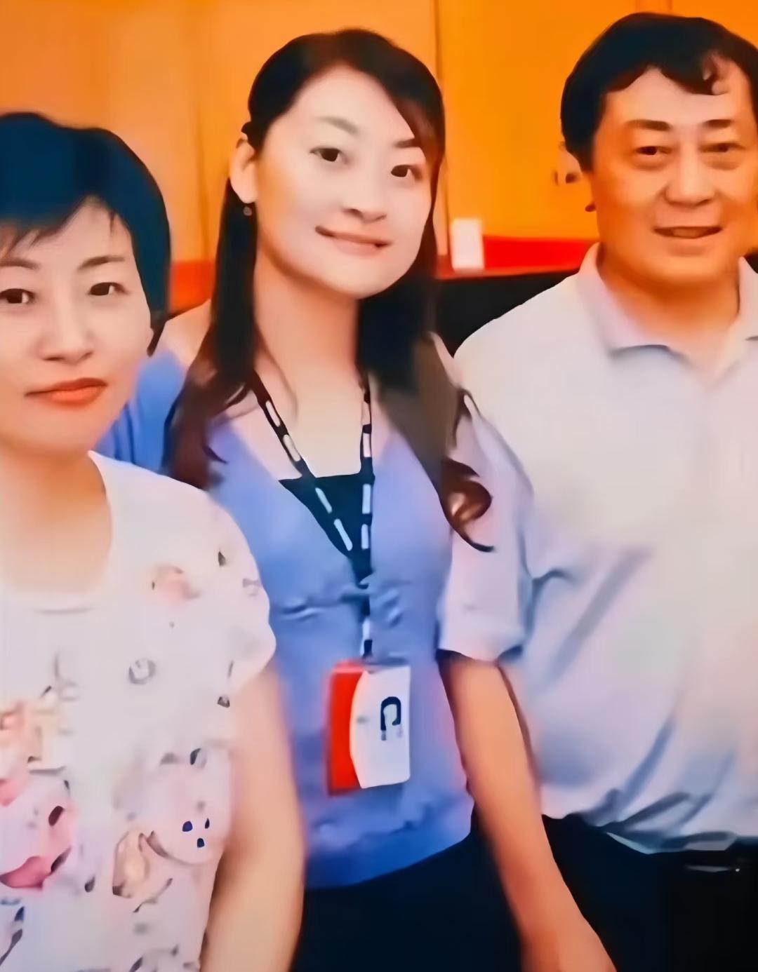这是宗馥莉从美国回来后在公司上班时与父亲宗庆后和母亲施幼珍拍的一张温馨合照，一家