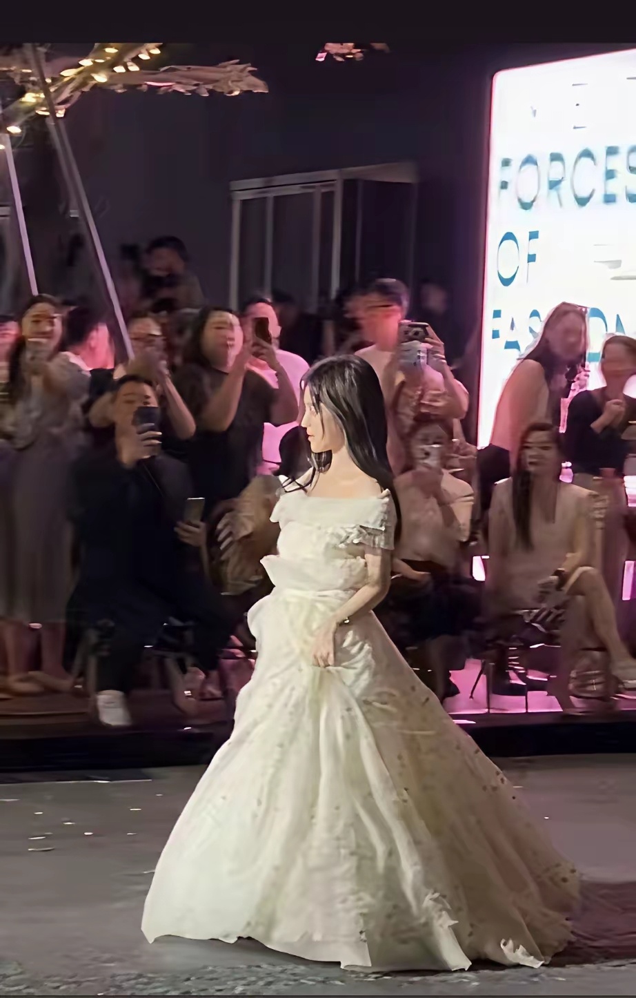 鞠婧祎居然这么矮吗？不少人看完同框生图，都会发出感慨：鞠婧祎居然这么矮？她百科登
