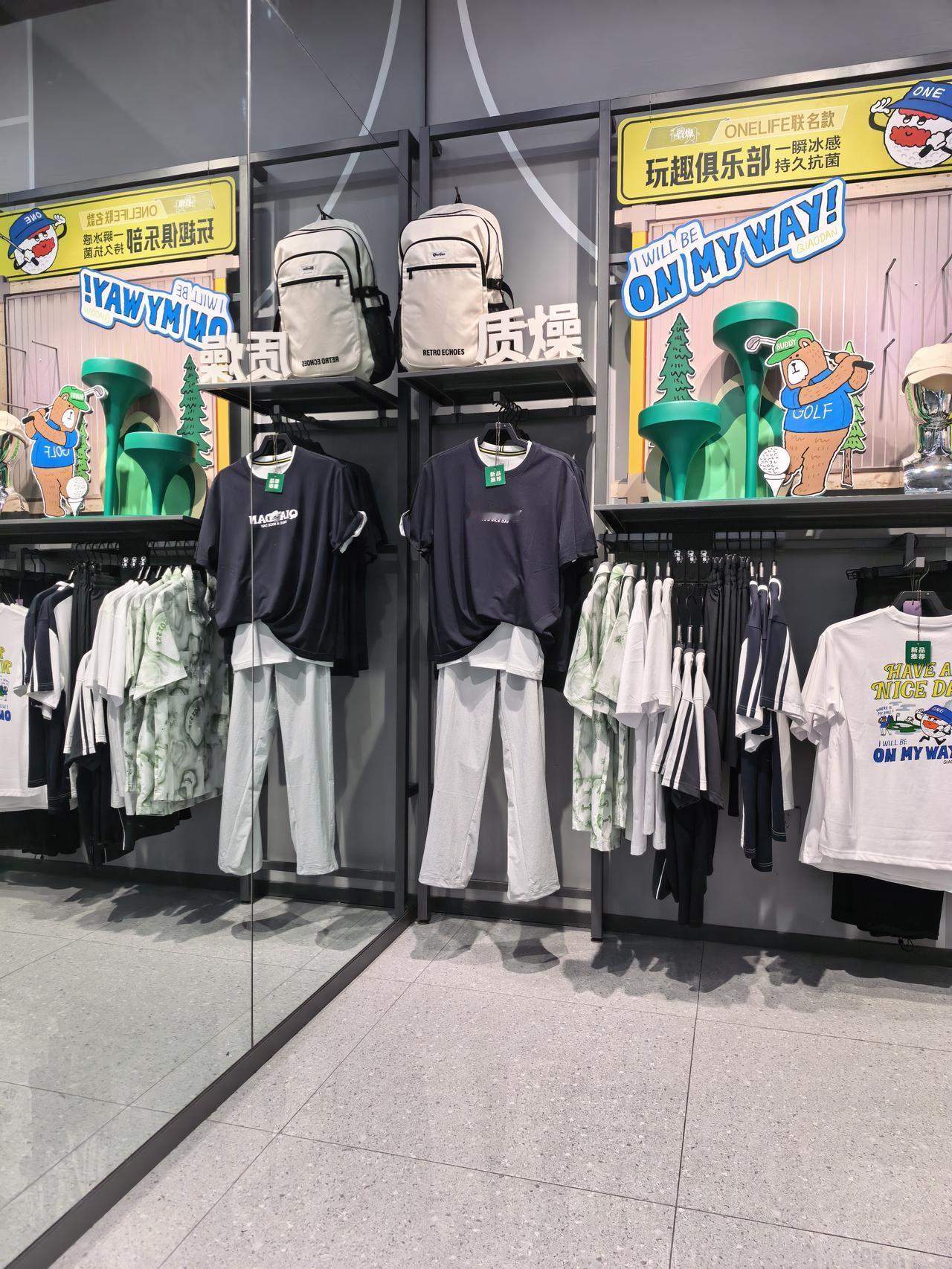 卖衣服的妹妹一个月固定工资2500元，半天班，在医院上班的姐姐，护士，一个月26