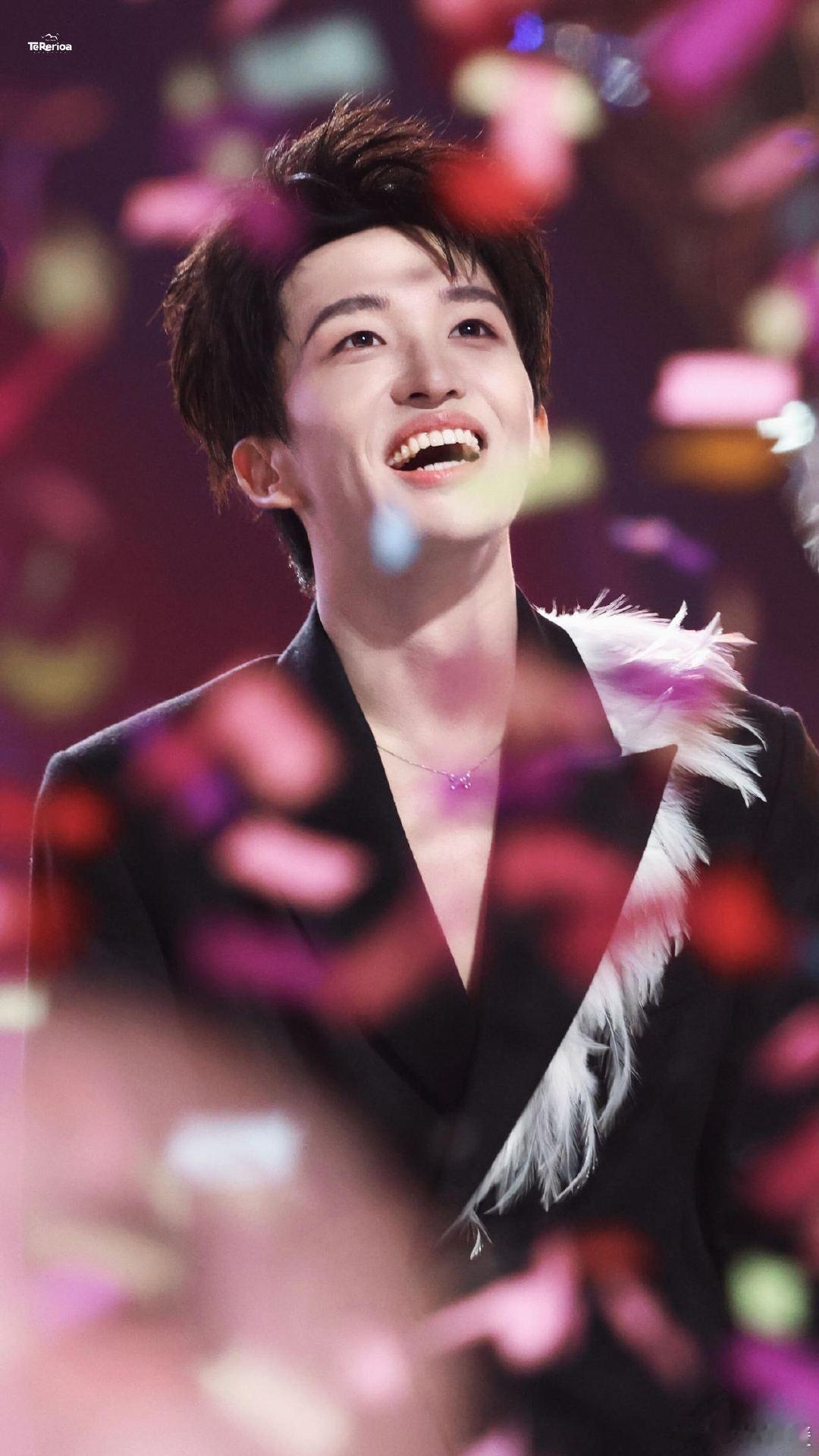 黄子弘凡别玩了黄子弘凡就玩 江苏卫视春晚候场，黄子弘凡玩戒指被发现，粉丝让别玩，