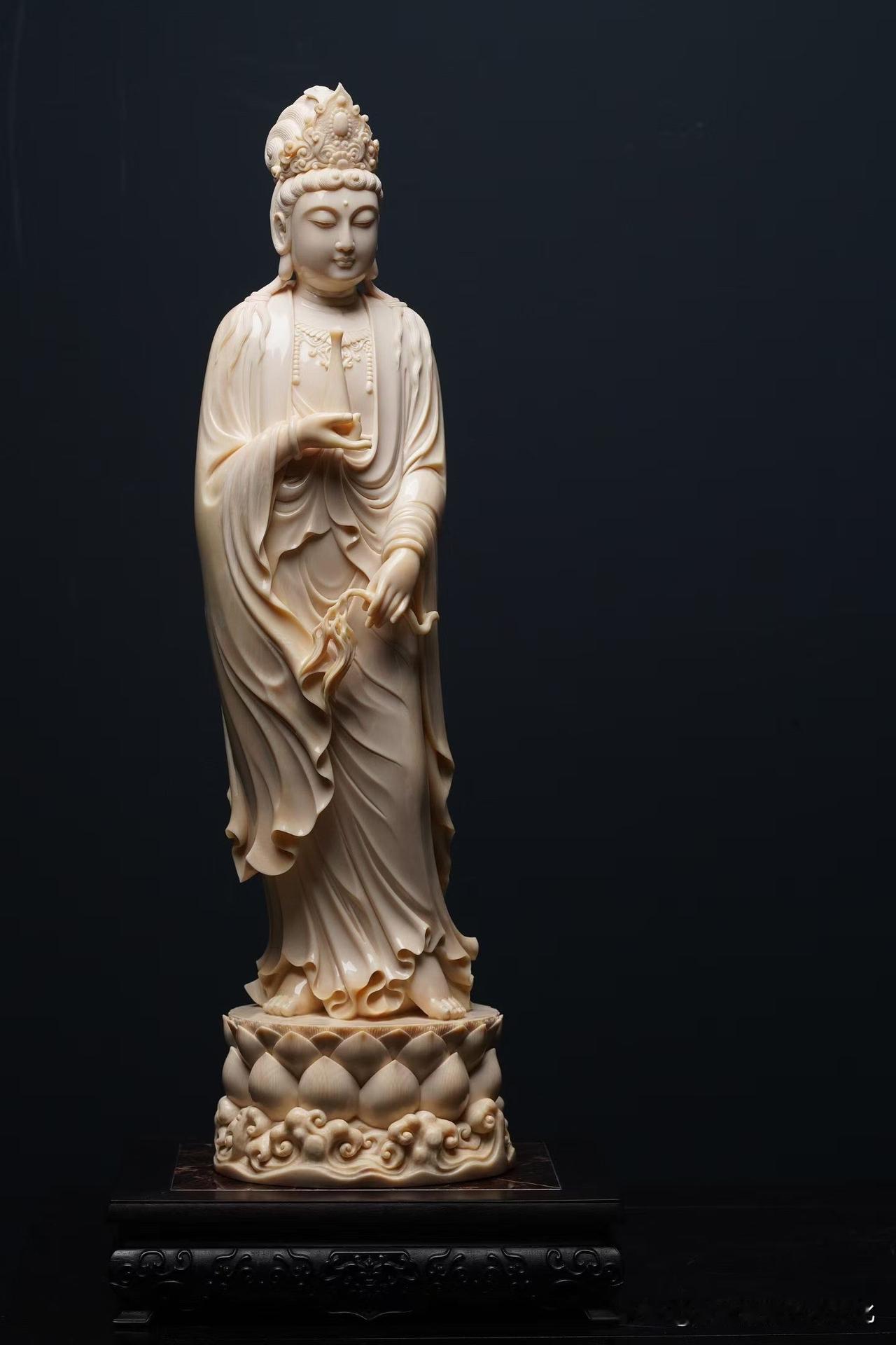 杨柳观音这类题材，最难的不是“美”，而是那一口气。

这一尊明显是收得住的。材质