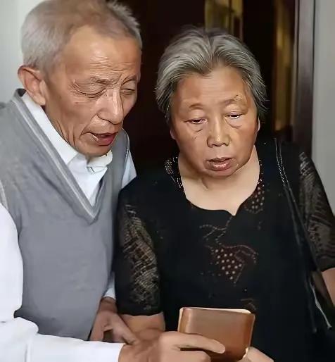 [月亮]2013年，61岁的知青刘宝华重返米脂县，看望初恋马凤兰。意外发现凤兰竟