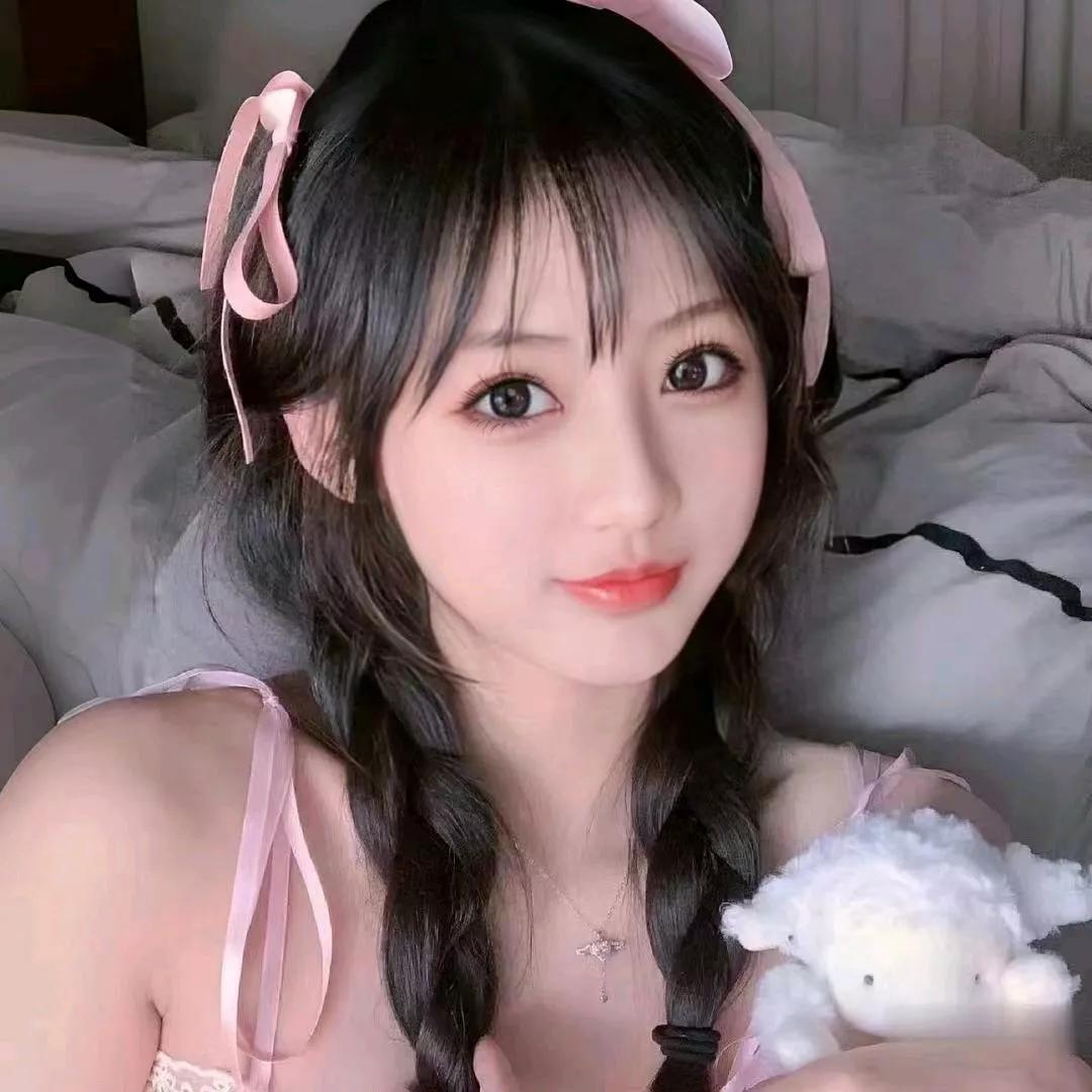 甜美可爱的日系萌妹，粉色的发饰和睡衣，抱着毛绒玩具，满满少女心！毛绒少女自拍 甜