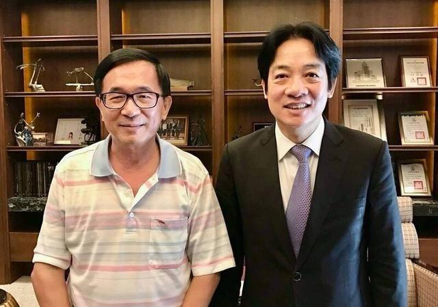 赖清德彻底慌了，跑去抱陈水扁大腿，特意看望吴淑珍，只为绿营政客不集体倒戈。网友评