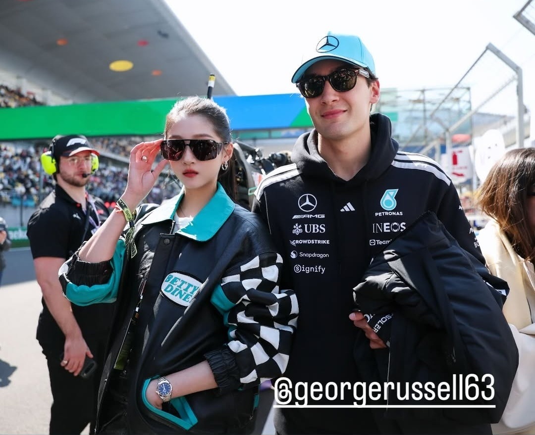 关晓彤程潇F1观赛造型 关晓彤ins更新快拍，跟拉塞尔的合照发出来了