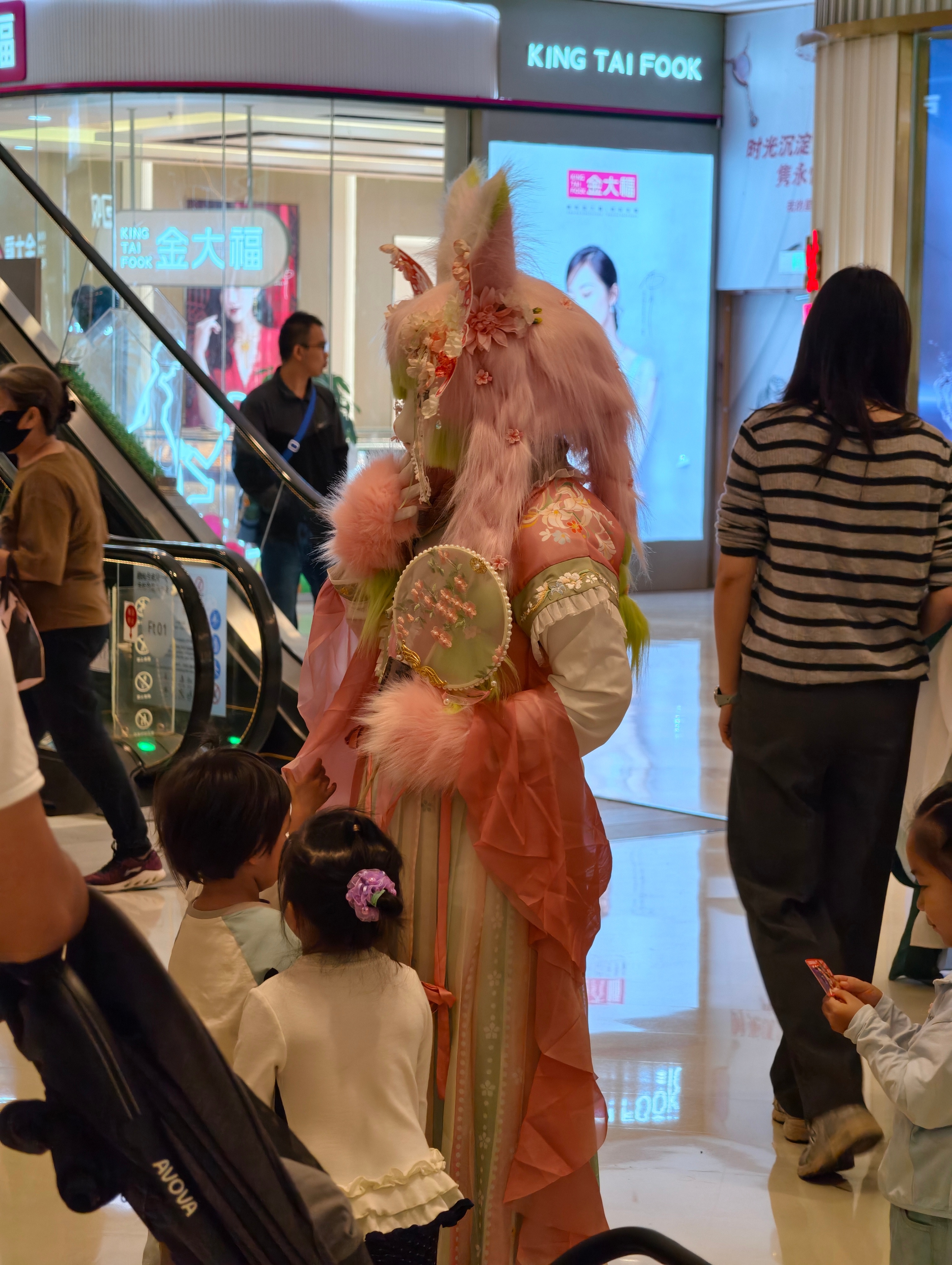 小朋友会不会好奇，为什么这个人偶和玲娜贝儿风格不一样啊[吃瓜] ​​​
