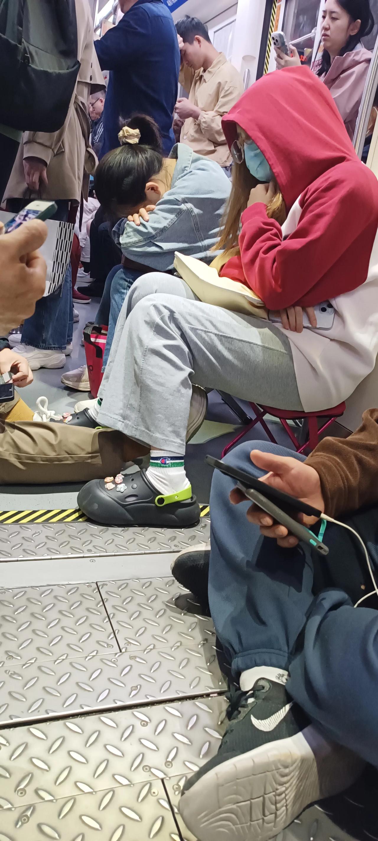 今天早晨起来，天气很冷，感觉气温，一下子降低了很多，秋天的天气就是这样，说冷就冷