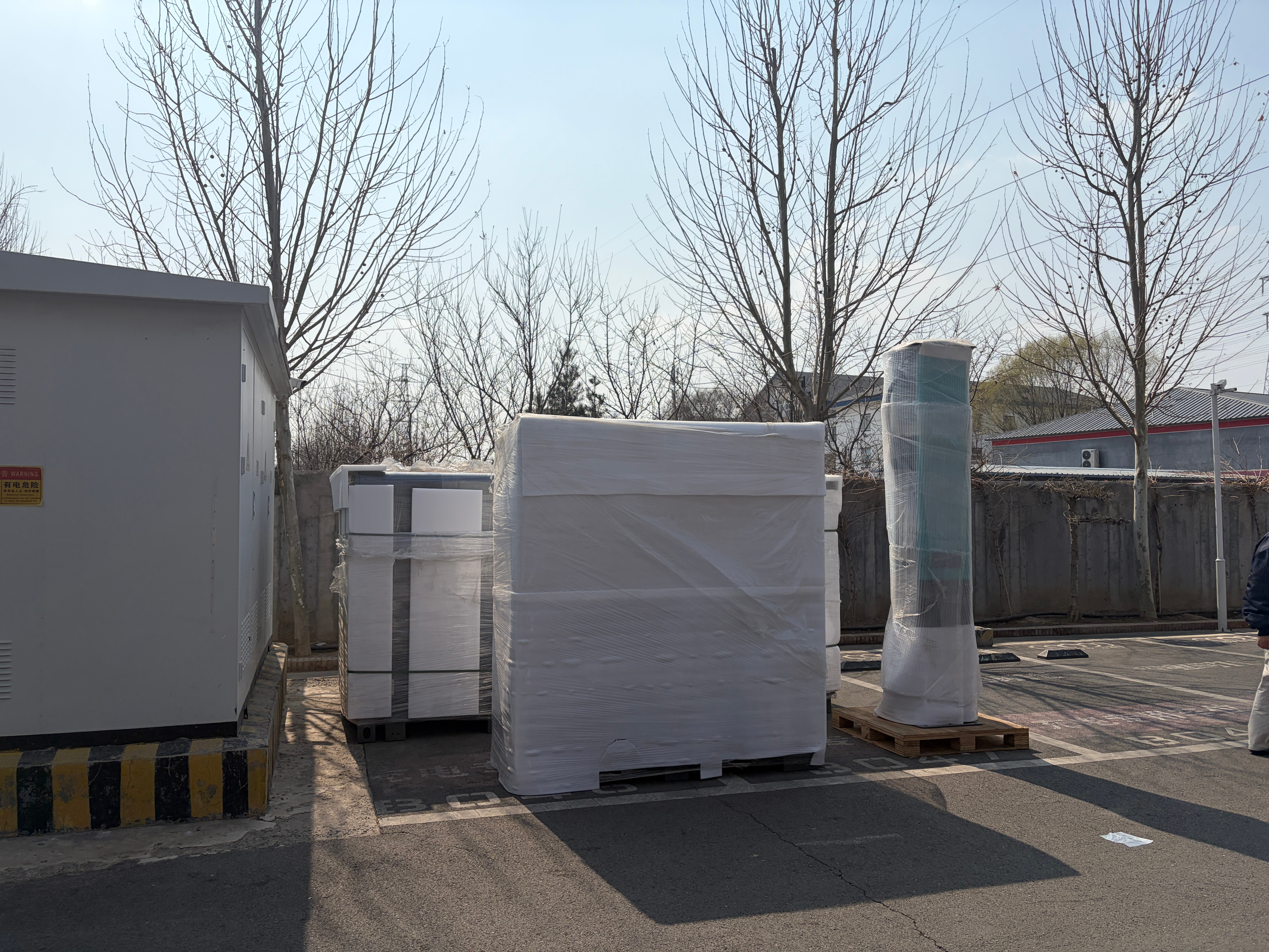 我司办公室楼下居然建设了比亚迪闪充这以后充电可太方便了😄 