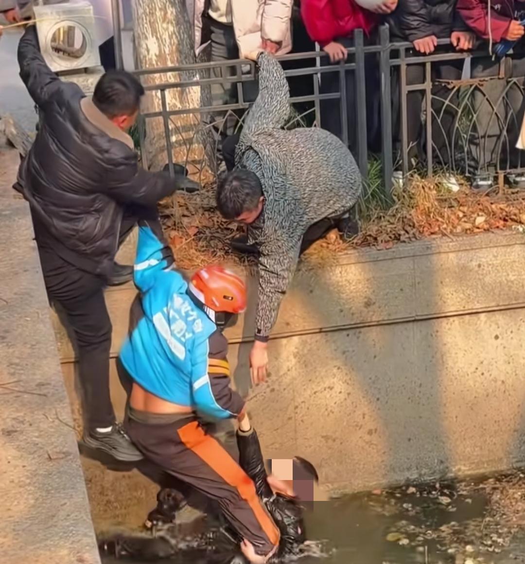 男童坠河命悬一线，
路人上演“拔河式”救援，
这一幕看哭了，
事情发生在2025