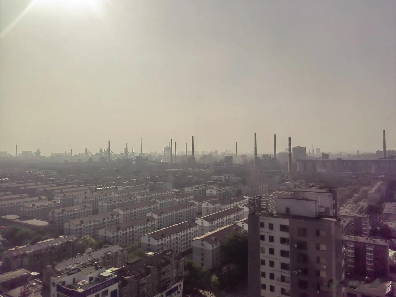 鞍山依然能看到城市没落的痕迹，从入住的酒店楼上看到老城区很多大烟筒，这可以看出曾