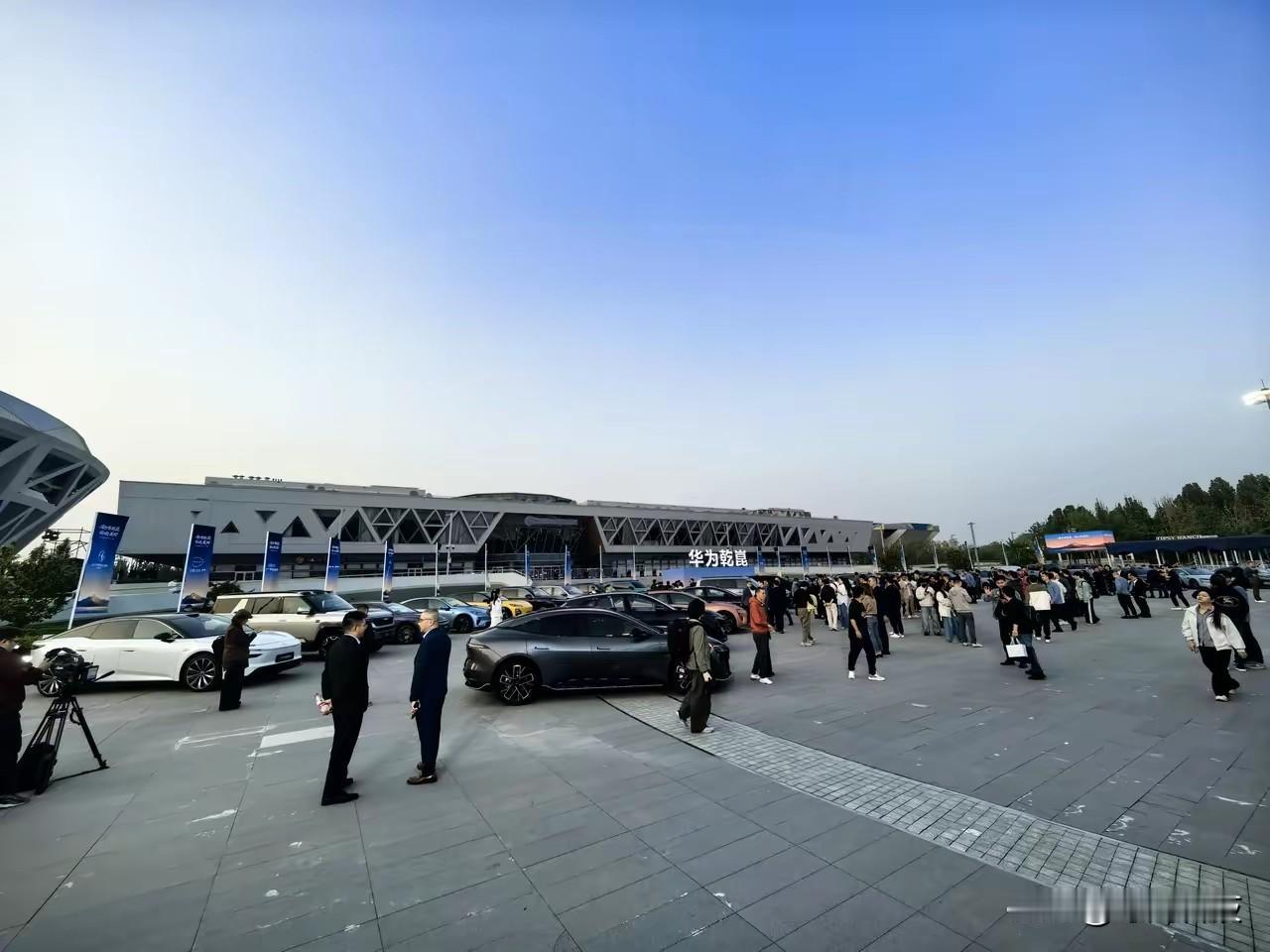 在华为乾崑技术大会发布的十大前沿技术里，ADS 5在整体架构上做了超颠覆性的升级