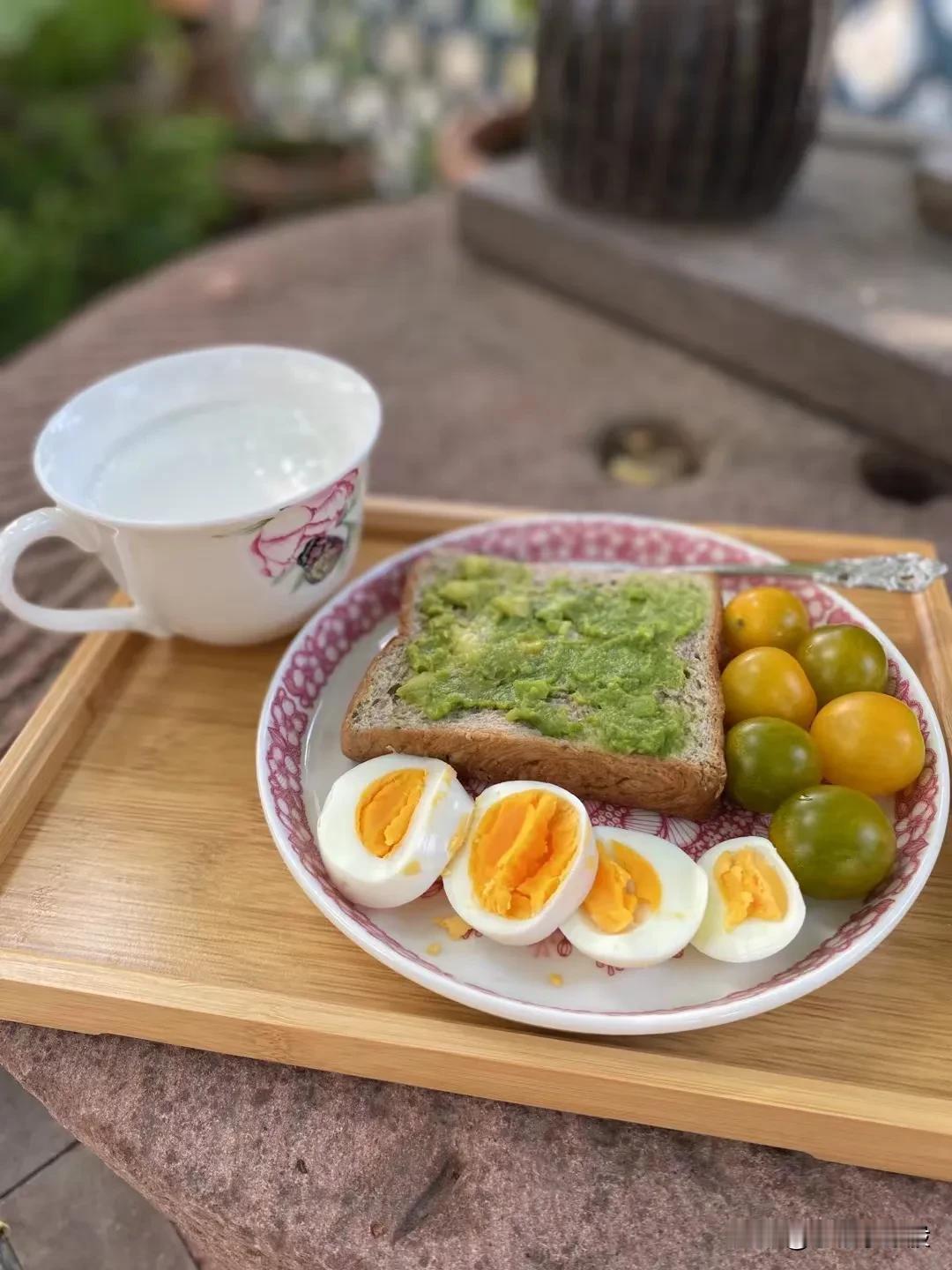 我认为今天的风险不大，不用过于担心大盘会大跌，成交量在机会就在，但是要注意325