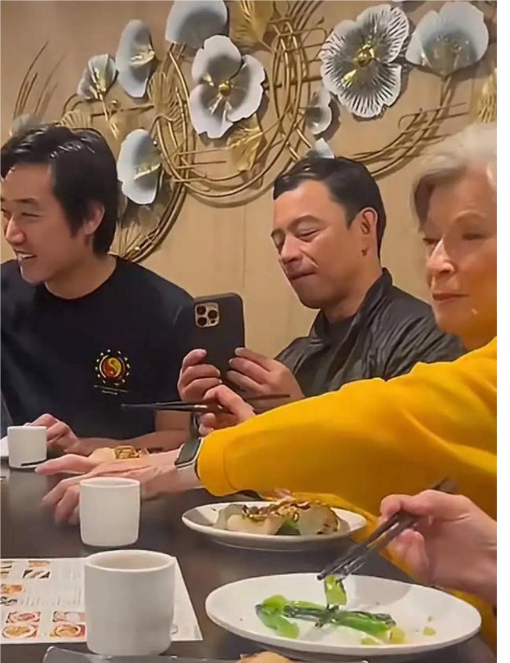 李小龙遗孀琳达，81岁的她现在与女儿李香凝定居美国西雅图，和女儿一起生活。
最近