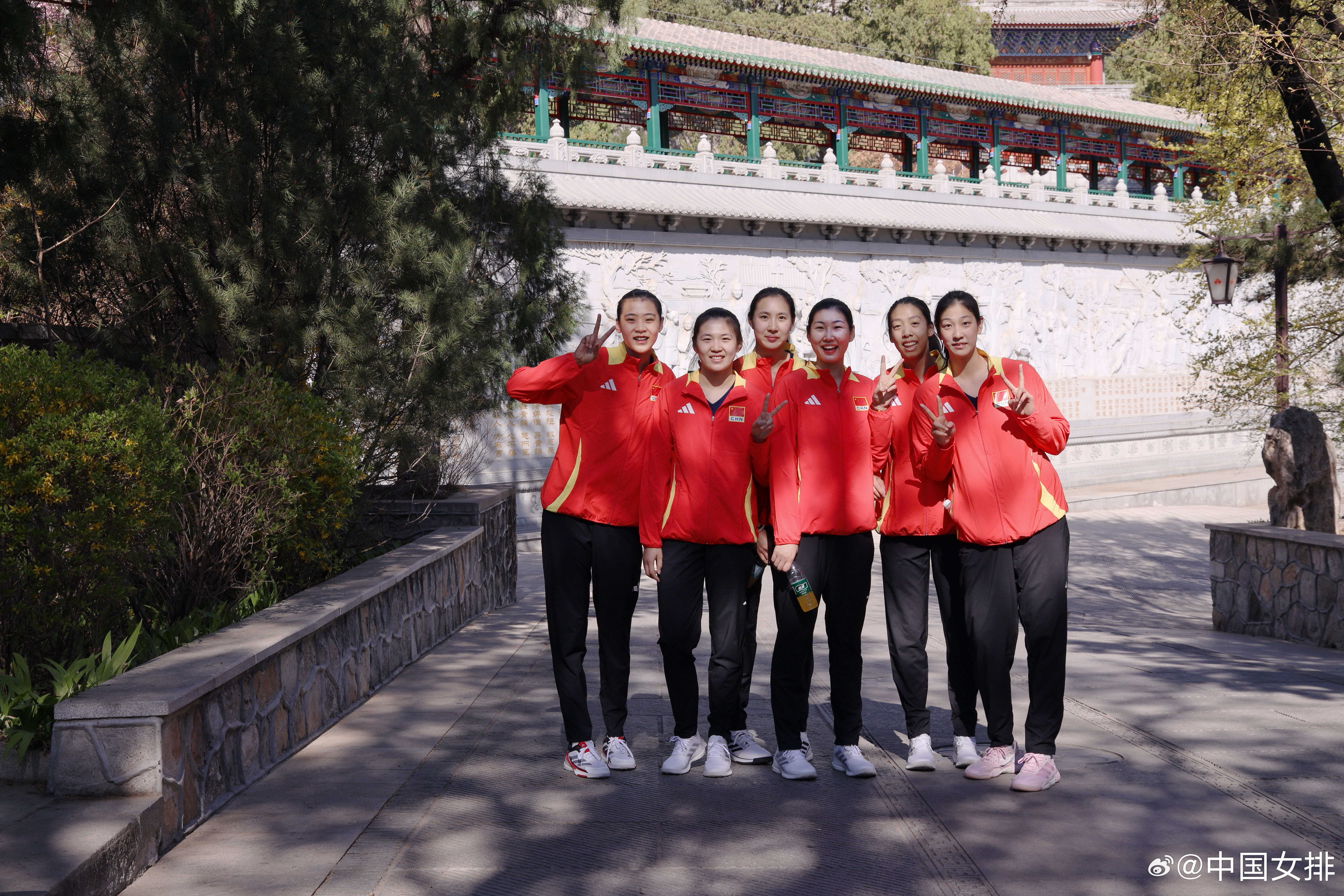 满满的青春气息扑来🙌🏻在香山八大处的女排姑娘们🇨🇳🏐中国女排