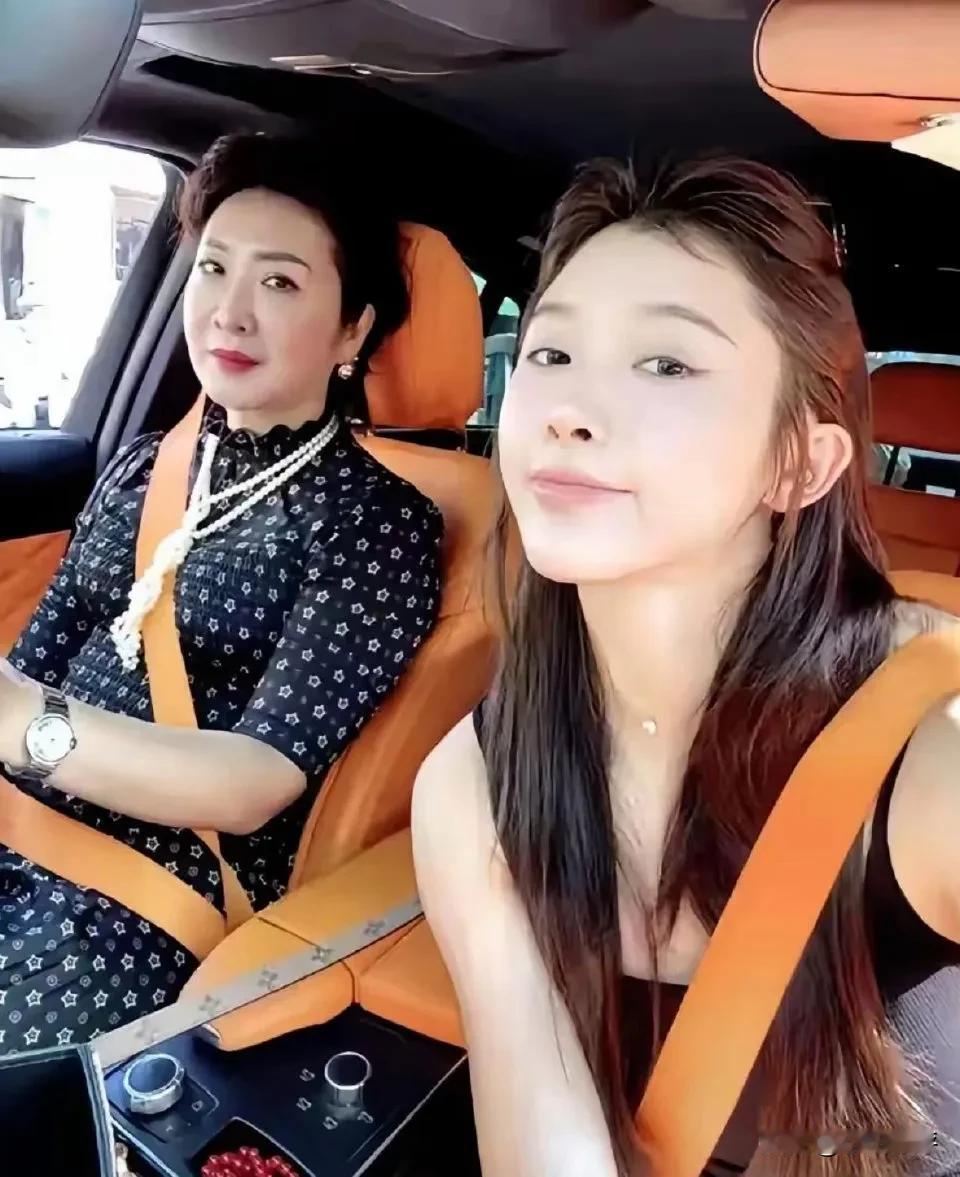 看了吴艳妮和妈妈的合照，才知道为什么她这么自信，内核如此稳定，她的原生家庭看起来